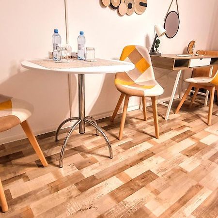 The Yellow King - Luxurious Apartment Bucharest Luaran gambar